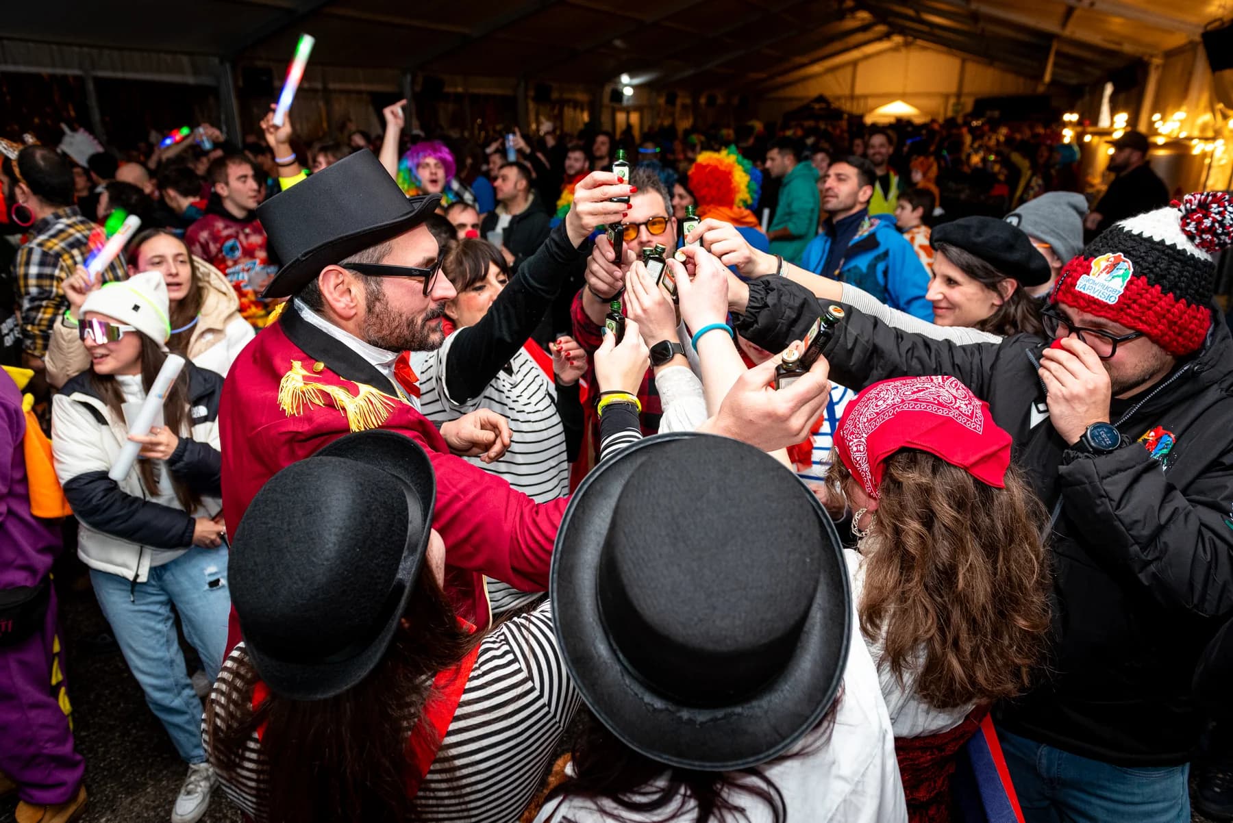 Vocalist con il microfono circondato dal pubblico in festa