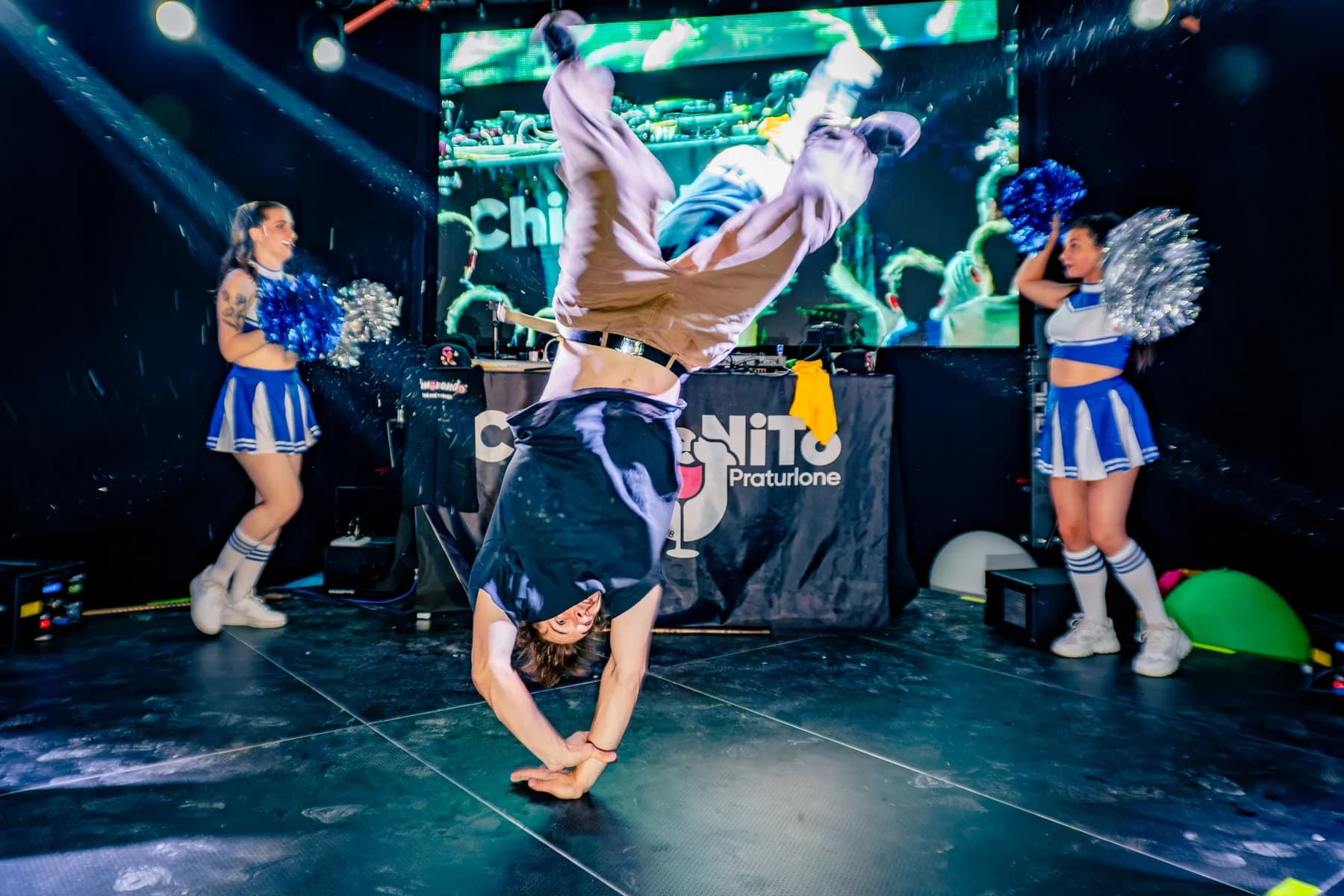 Breakdance sul palco con il corpo di ballo, durante una serata