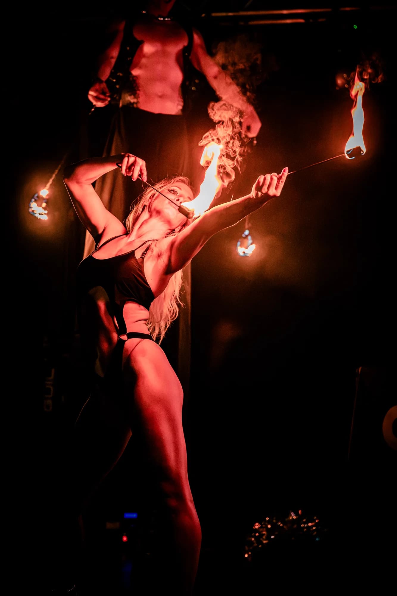 Due performer durante un numero con il fuoco