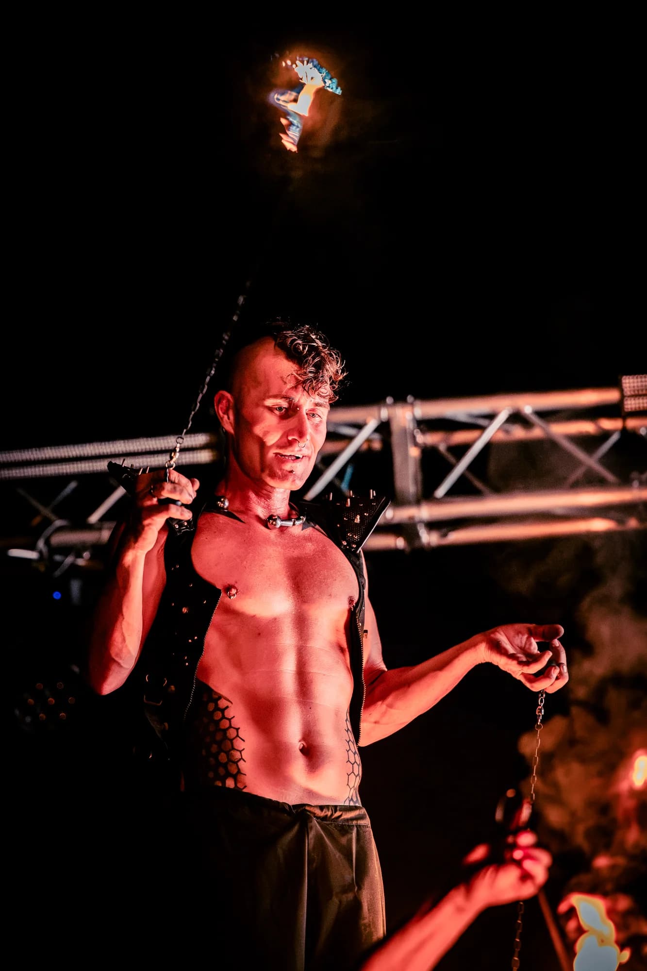 Performer con una fiamma sospesa sopra il viso